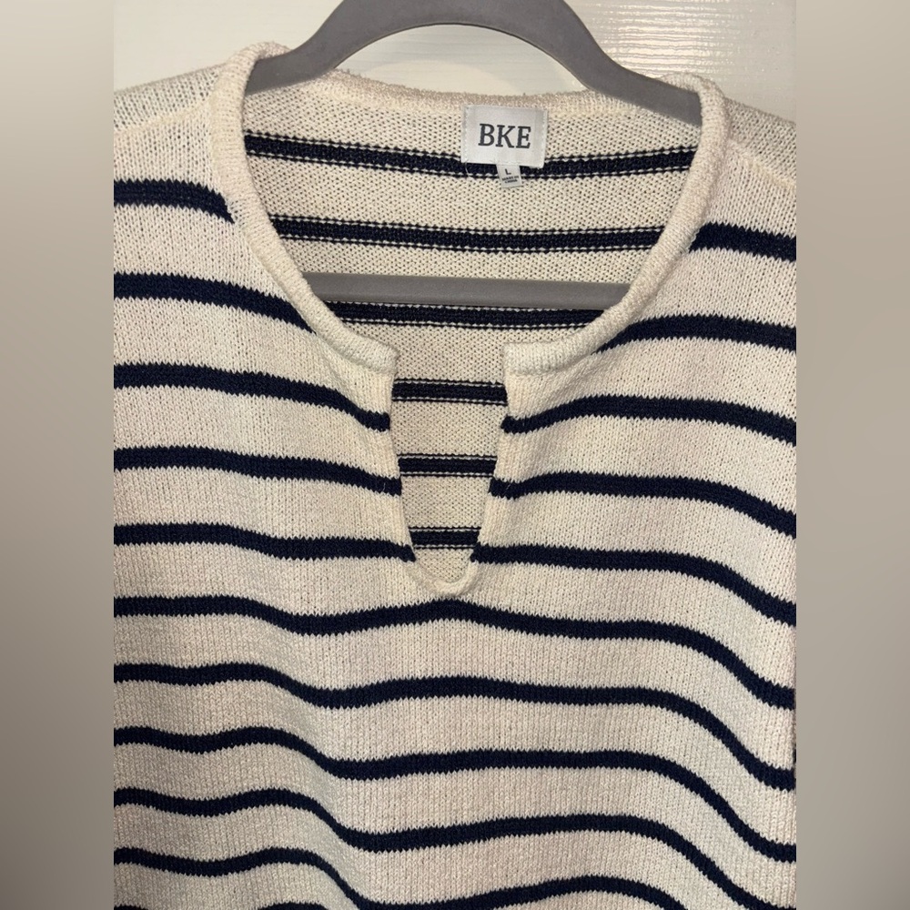 BKE Women's Striped Sweater - Cream and Black
Large 
Like New👌